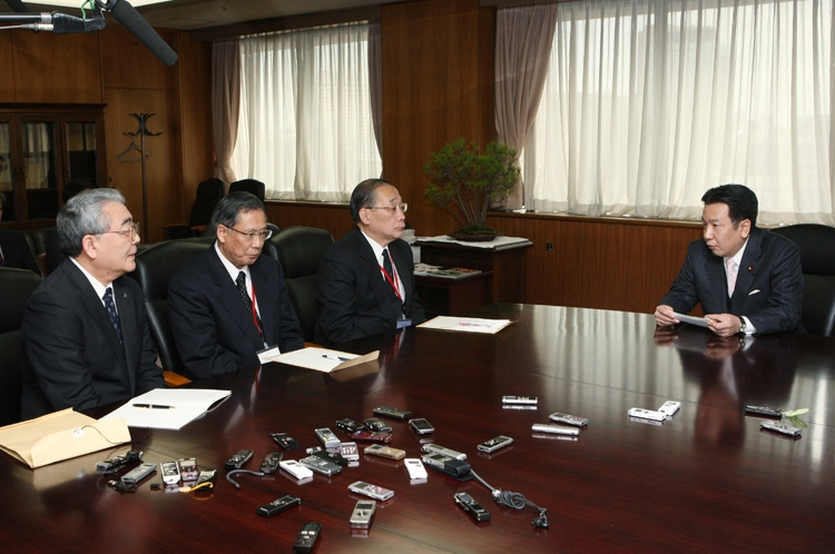 枝野幸男経産相（右）と面談する東京電力の西沢俊夫社長ら（写真は2012年2月撮影、時事通信フォト）