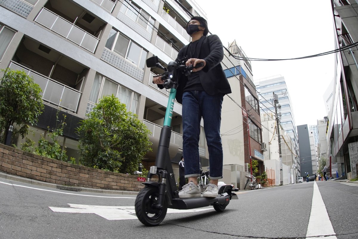 電動キックボード体験者の率直な感想「自転車よりラク」「荷物は運びづらい」 | マネーポストWEB