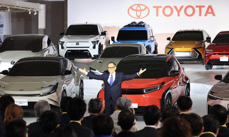 昨年12月、トヨタは一挙に16車種のEVを公開した（時事通信フォト）