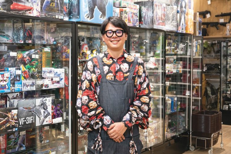 ホビー売り場担当・吉村 宰さん：ゴジラのフィギュアは、原型デザインを手掛けた造形作家のネームバリュー、塗装の状態、生産国などの諸条件で値が変動します