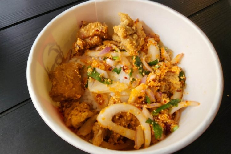 タイKFCの丼、「スパイシーチキンライスボウル」