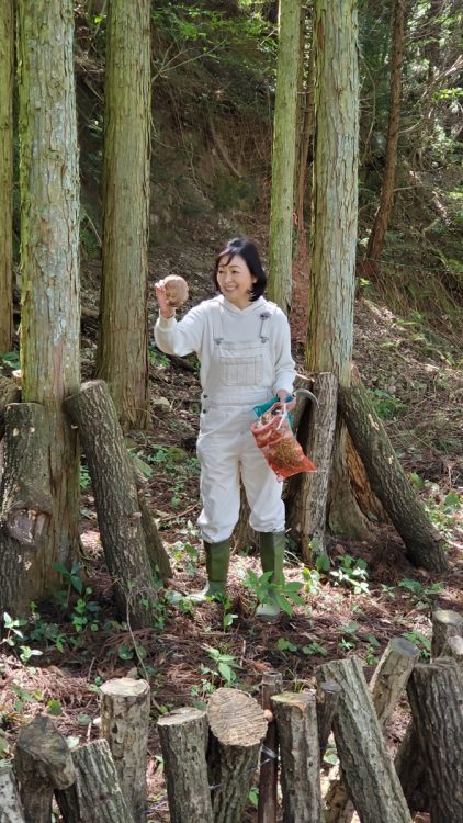 「自宅から離れた杵築市にある畑では旬の野菜、山では山菜などが採れます。しいたけは2月に駒打ち（菌を原木に打ち込む作業）をして、収穫まで2年かかるんですよ。たくさん採れた作物はご近所さんにおすそ分けします」