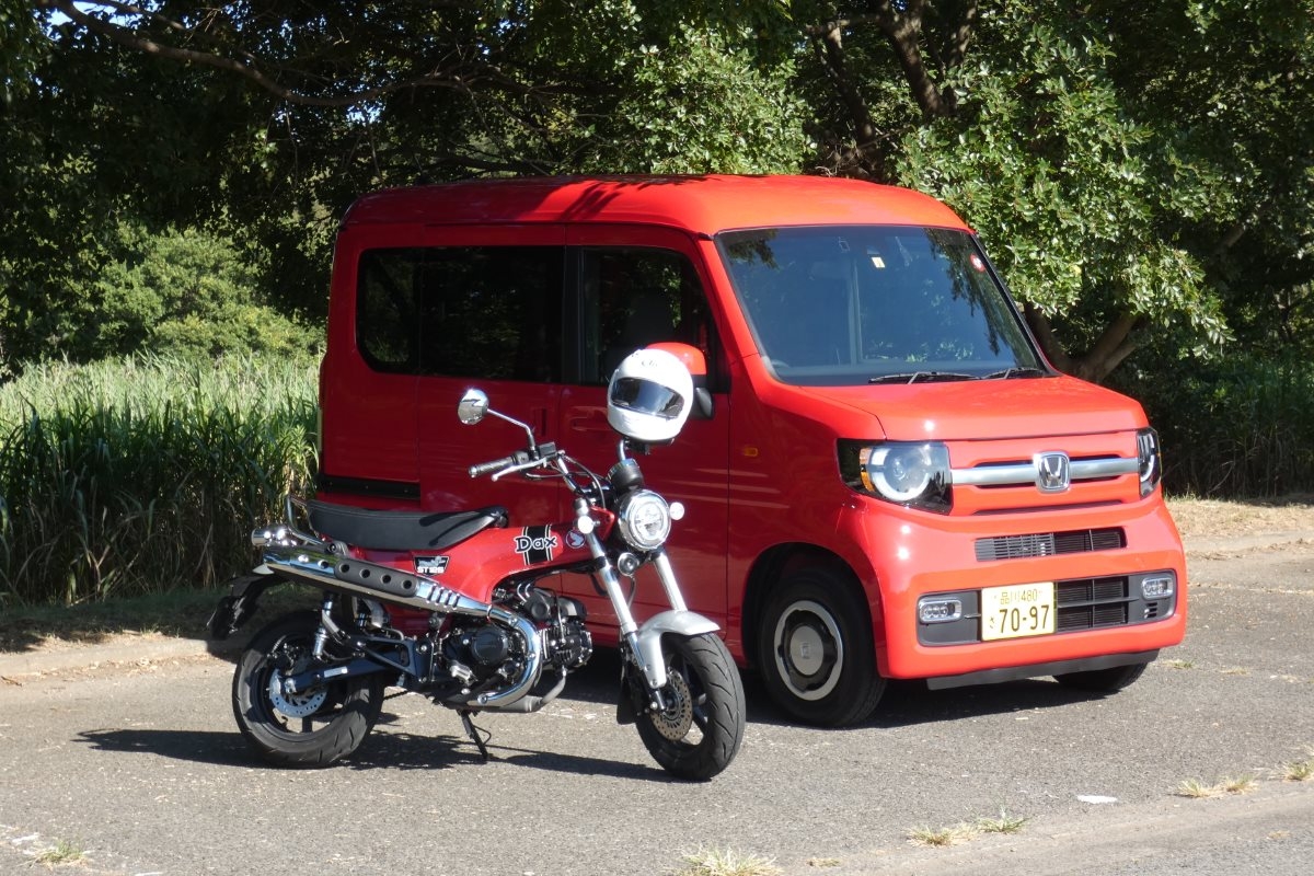 そうだ、クルマにバイク積んで出かけよう！」 猛暑でも楽しめる4輪と2輪の“いいとこ取り”「6輪ツーリング」の魅力 | マネーポストWEB