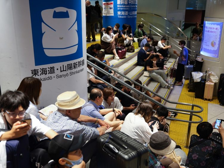 台風7号で降り続いた雨の影響で東海道新幹線の運転が見合わせとなり、東京駅は運航再開を待つ人であふれた（写真／共同通信社）