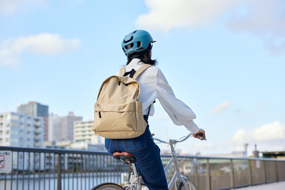 自転車用ヘルメット普及への道】実際に着用し始めた60代女性「帽子型で