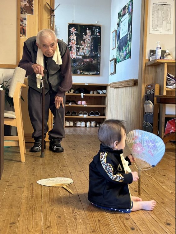 高齢者と子供が同じ空間で仲良く過ごす（MUKU提供）