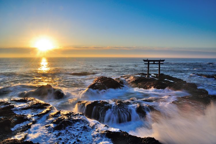 岩礁に建ち、海の荒波のなかで堂々とそびえる『神磯（かみいそ）の鳥居』。朝日と鳥居の2ショットはなんとも神々しい