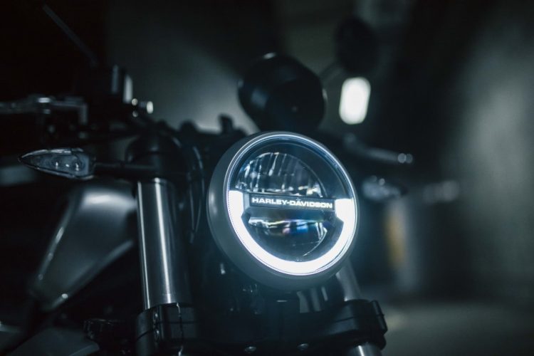 オールLEDのランプ類。丸型のヘッドライト内には「HARLEY-DAVIDSON」のロゴが入れられている。