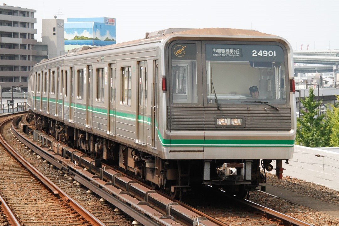 パンタグラフのない地下鉄の電車はどうやって電気を取り込んで