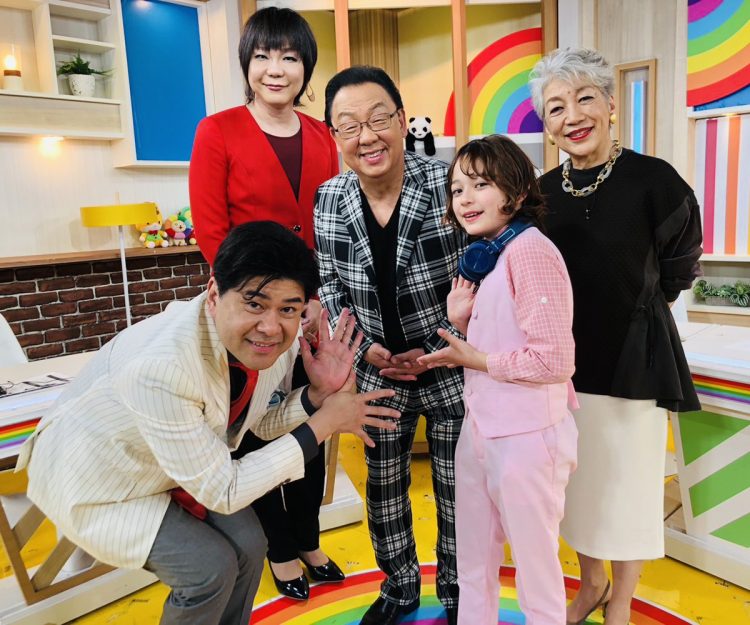 密着取材をした日の『5時に夢中！』では、梅沢富美男（左から3人目）と温泉ロケに行った様子が放送された（写真は『5時に夢中！』の公式Xより）