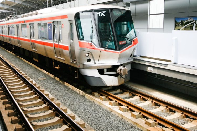 つくばエクスプレスの線路。万博記念公園駅にて