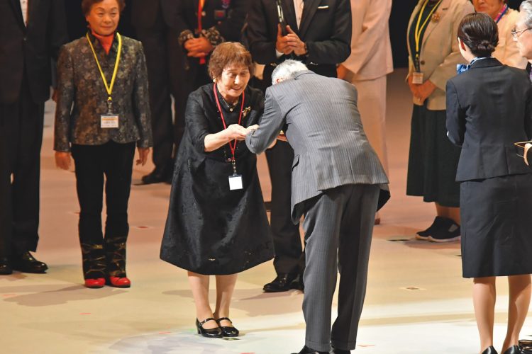 表彰状を受け取る國分さん。後には小野寺さんが控える。ゲストプレゼンターとして伊東四朗が登壇した