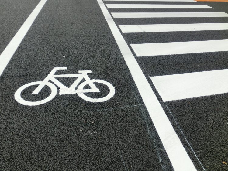 横断歩道上に「自転車横断帯」があるときは、ここを通行する義務がある。横断歩道は通行不可