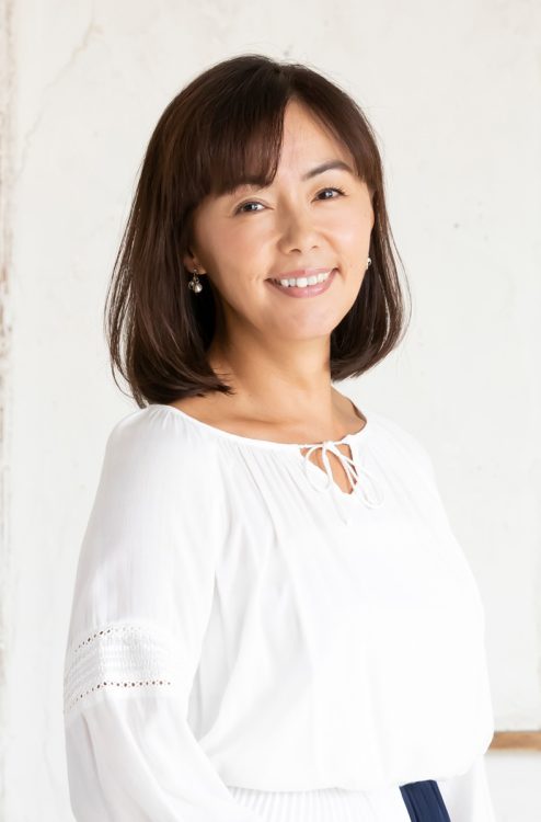 田中律子：タレント。沖縄と東京の2拠点生活をしつつサンゴの保全活動を行う。2010年に「久米島観光大使」、「美ら島沖縄大使」、2013年に「石垣島さんご大使」、2023年に「座間味村観光大使」に