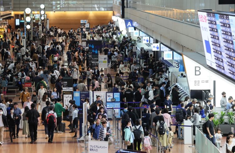 GW初日の羽田空港。国内線出発フロアは旅行客らで混雑した（時事通信フォト）