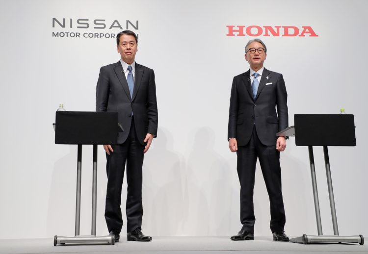 関係者を驚かせた日産とホンダの提携（2024年3月15日、左から日産自動車の内田誠社長、ホンダの三部敏宏社長／時事通信フォト）