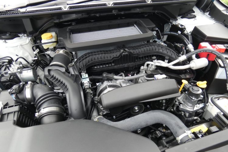 1.8L のDOHC 直噴ターボエンジンはフルタイム4WD（常時全輪駆動）と組み合わされ、安心感の高いしとやかな走りを支えてくれる。レスポンスも良く心地いいエンジンだ