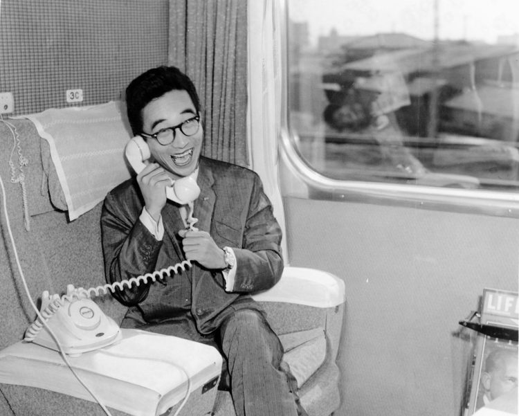 国鉄の特急「つばめ」の車内から電話する大村崑さん（1960年撮影）