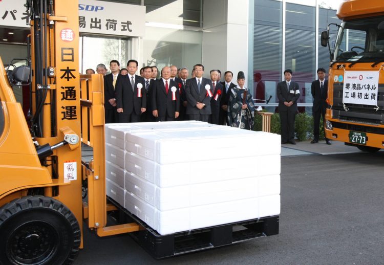 シャープの大阪・堺工場から初出荷された液晶パネル（2009年／時事通信フォト）