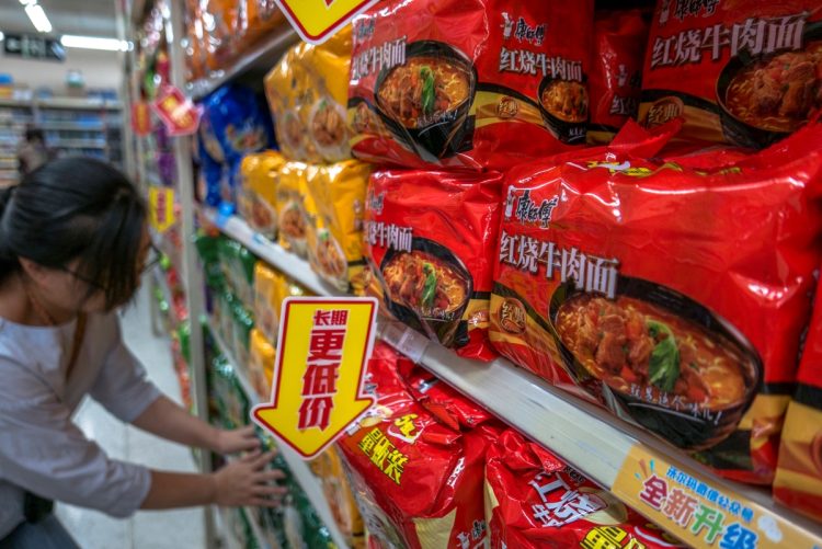 一袋2.8元（61円）から3元（65円）に値上げされた紅焼牛肉麺の袋入り麺（Getty Images）