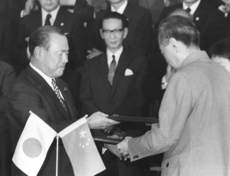 日中共同声明を調印、文書を交換する田中角栄首相（左）と中国の周恩来首相（1972年／共同通信社）