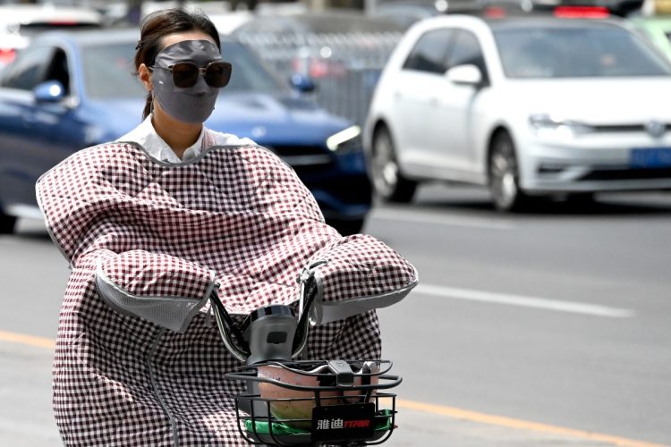 ヘルメットはなくてもフェイスガードとサングラス着用（河北省邯鄲市。Getty Images）