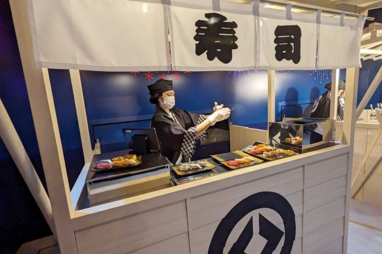くら寿司が東京・銀座に開業したグローバル旗艦店のすし屋台（写真：時事通信フォト）