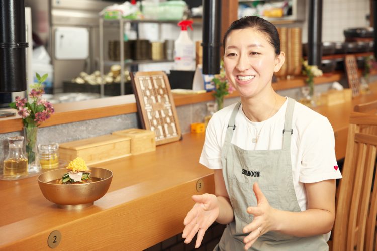 「韓国の冷麺とは味が全然違います」と話すヨンヒさん