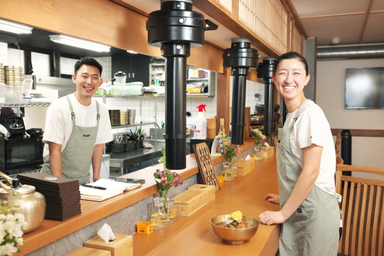 ヨンヒさん（右）が平壌冷麺の専門店を日本でオープンするまでの壮絶な半生とは