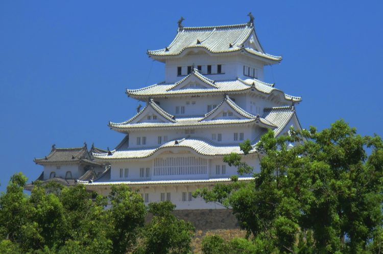日本人だけでなく多くの外国人観光客も訪れる姫路城