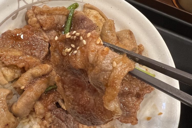 松屋の「カルビホルモン丼」のカルビ肉。脂身たっぷり