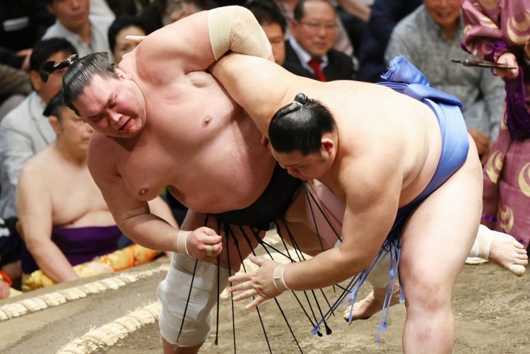 5月場所初日の照ノ富士（左）は、大の里（右）に敗れ、窮状に追い込まれた（写真・時事通信フォト）