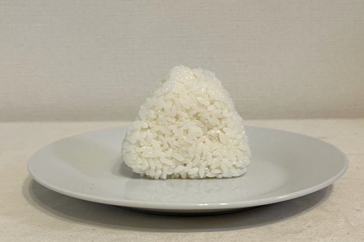 ローソン『青森県産米青天の霹靂使用　塩にぎり』。ふっくらした食感が特徴的