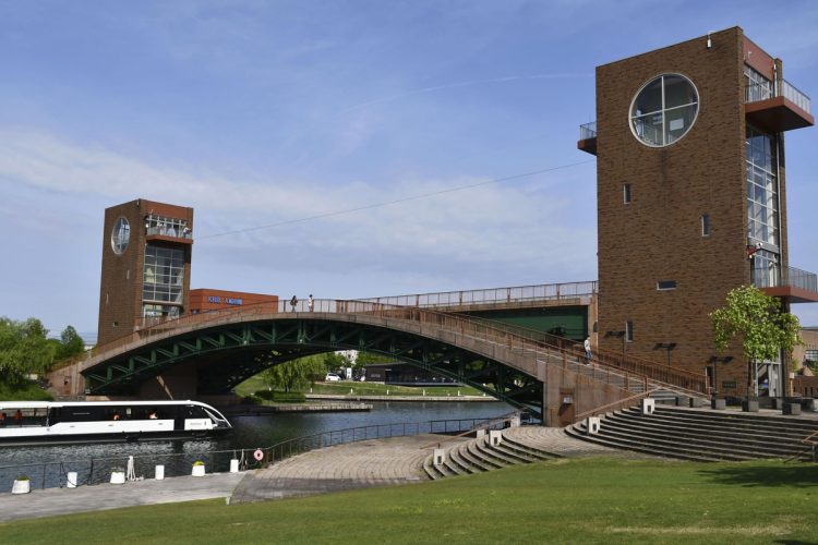 富岩運河環水公園の天門橋（写真／共同通信社）