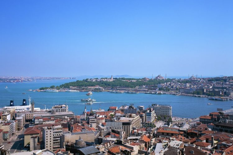 人気の海外旅行先であるトルコ。写真はトルコ・イスタンブールの金角湾（写真：イメージマート）