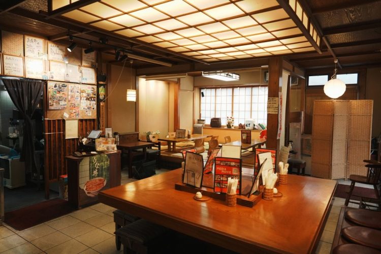 あたたかみのある店内