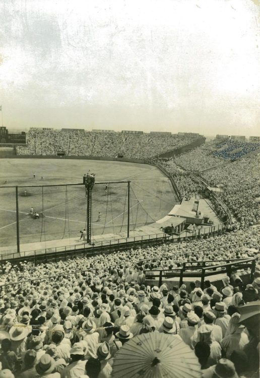 アルプススタンドを覆う大銀傘が接収され、屋根のない状態の甲子園（画像提供／阪神電気鉄道株式会社）