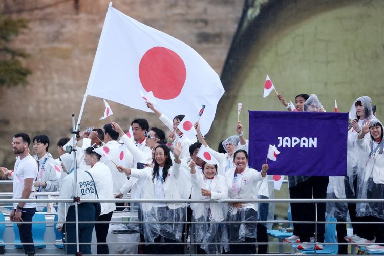 日本人のメダルラッシュとなれば株式市場にも影響か（五輪の開会式で、船に乗ってセーヌ川を進む日本選手団／時事通信フォト）