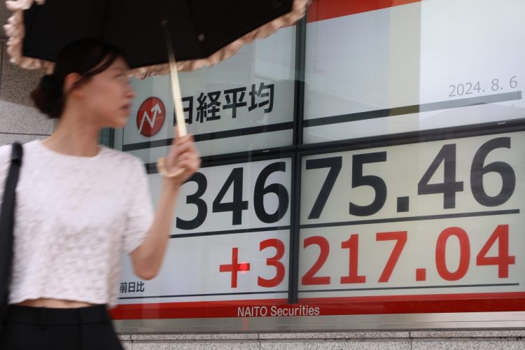 大暴落の翌日に急反発した日経平均株価（時事通信フォト）