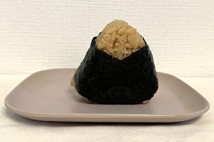 ファミリーマートの『ごちむすび　炭火焼うなぎ』。ごはんはそこまで茶色くない