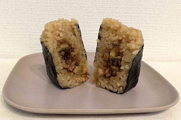 ファミリーマートの『ごちむすび　炭火焼うなぎ』。うなぎにはたっぷりタレが絡んでいる