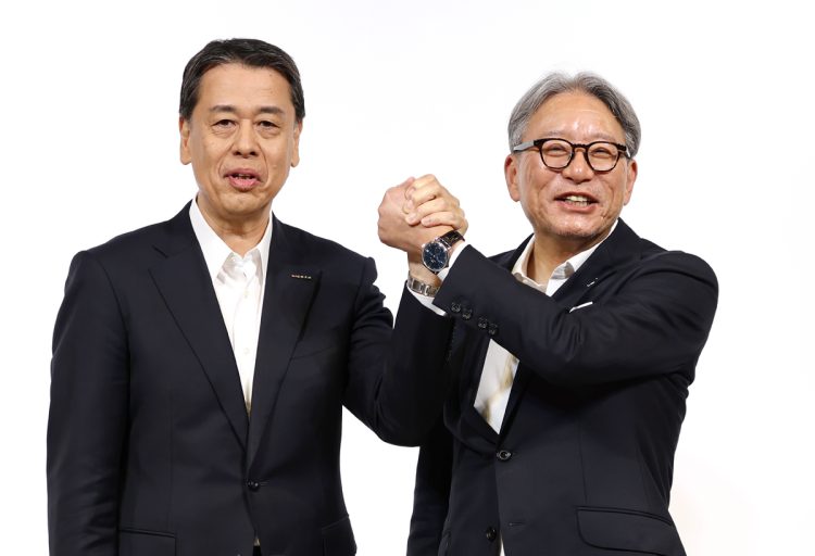 日産自動車の内田誠社長（左）とホンダの三部敏宏社長（時事通信フォト）