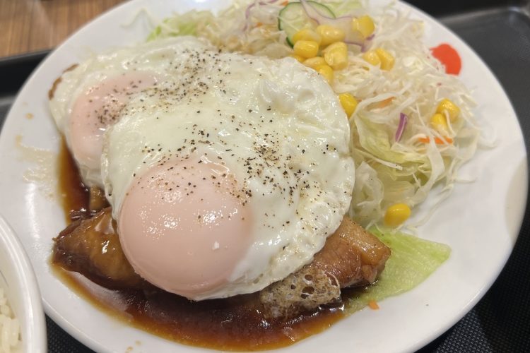 松屋の『柔厚炙りチャーシューエッグ定食』。大判のチャーシューが2つの目玉焼きで隠れている