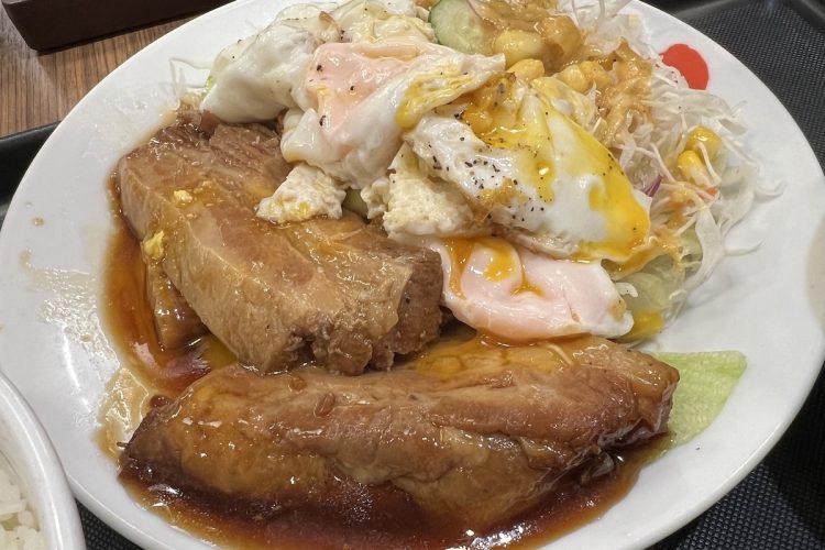 松屋『柔厚炙りチャーシューエッグ定食』。肉厚で大きなチャーシュー。脂身たっぷりでホロホロ。豚の角煮に近い