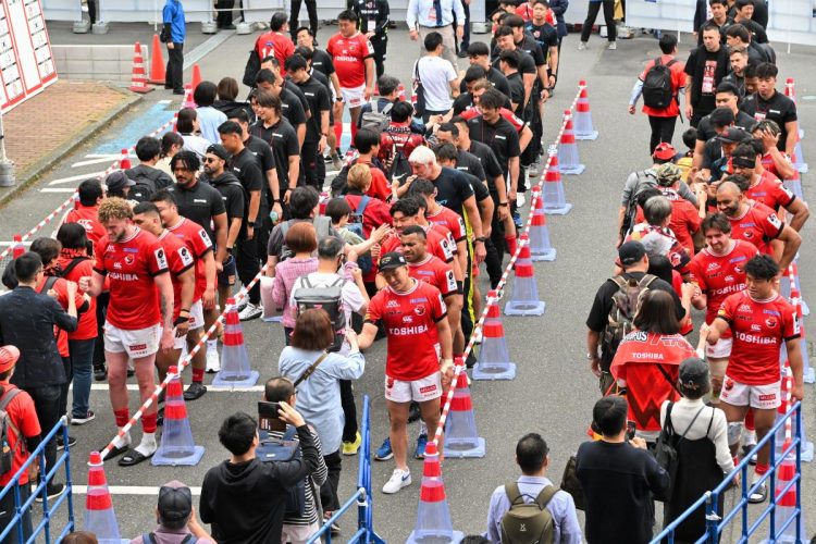 試合後にファンクラブ会員を選手全員で見送る「ファミリーロード」（写真提供：東芝ブレイブルーパス東京）