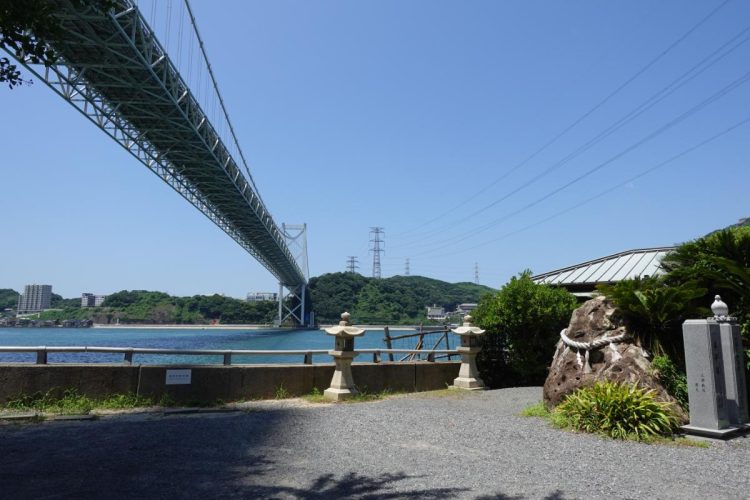 関門海峡を臨む和布刈神社の境内から。関門橋の先は山口県下関