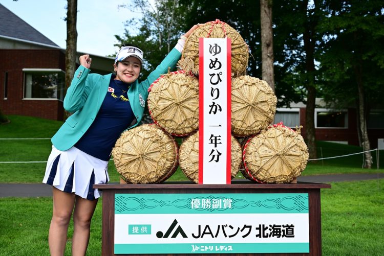 桑木は優勝の副賞としてコメ6俵360キロを手にした（写真・GettyImages）