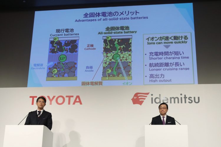 全固体電池開発の覇権はどこが握るのか（トヨタ自動車と出光興産による記者会見。2023年10月。時事通信フォト）