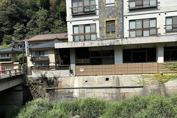 温泉街には、売りに出される旅館も