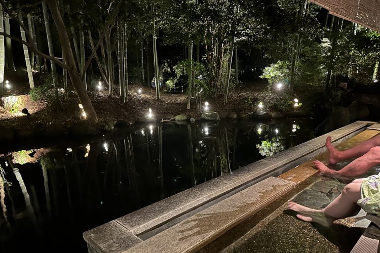 夜風に吹かれながらの足湯も気持ちいい